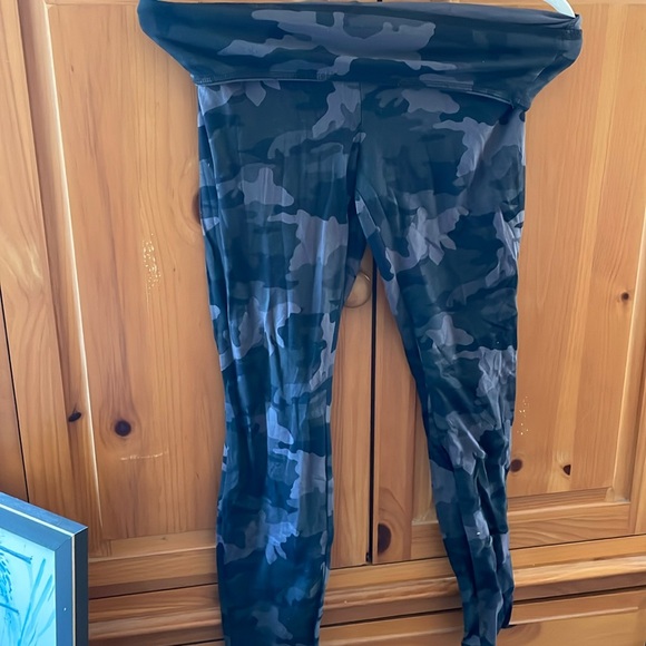 Black Camo Leggings 🖤🩶 - Picture 5 of 13